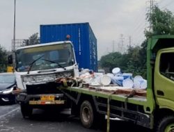 Kecelakaan Truk Bermuatan Cat di Tol Pelabuhan Jakut, Kernet Luka-luka