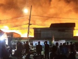 Warga Bidara Cina Berusaha Padamkan Api Sebelum 12 Kios Terbakar