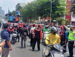 Massa Demo Buruh Tiba di Gedung Kemnaker Lalu Lintas Jalan Gatot Subroto Tersendat