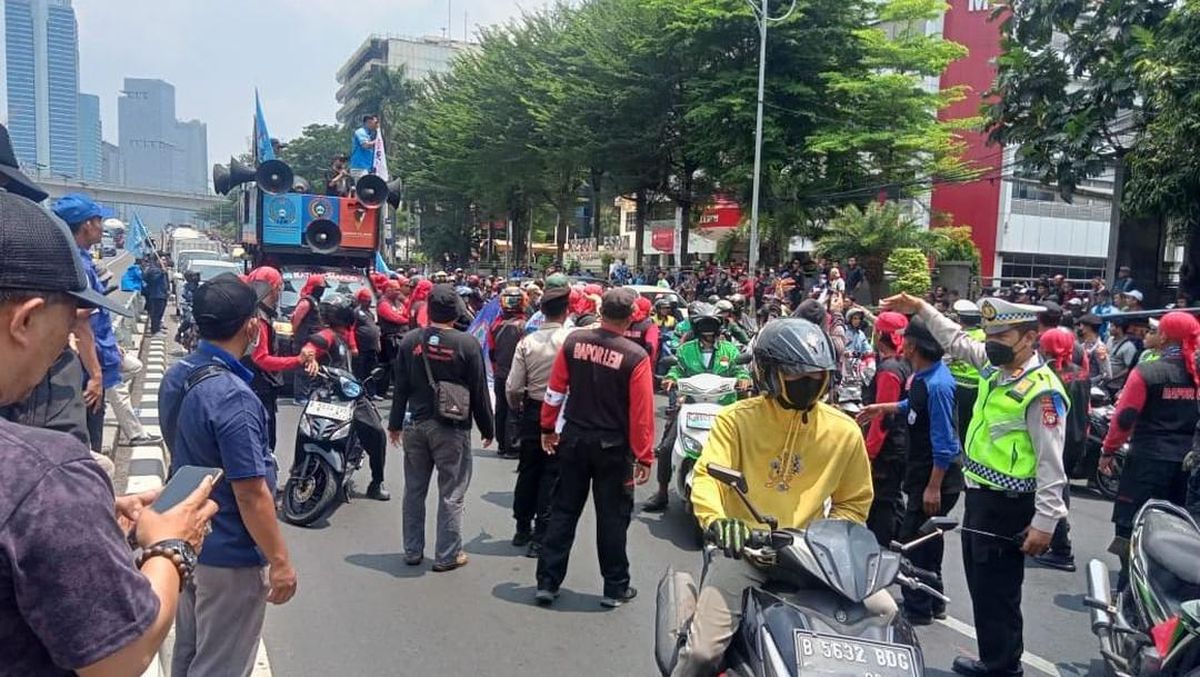 Massa Demo Buruh Tiba