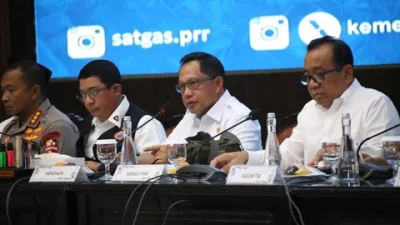 Kasatgas Tito Serahkan Bantuan